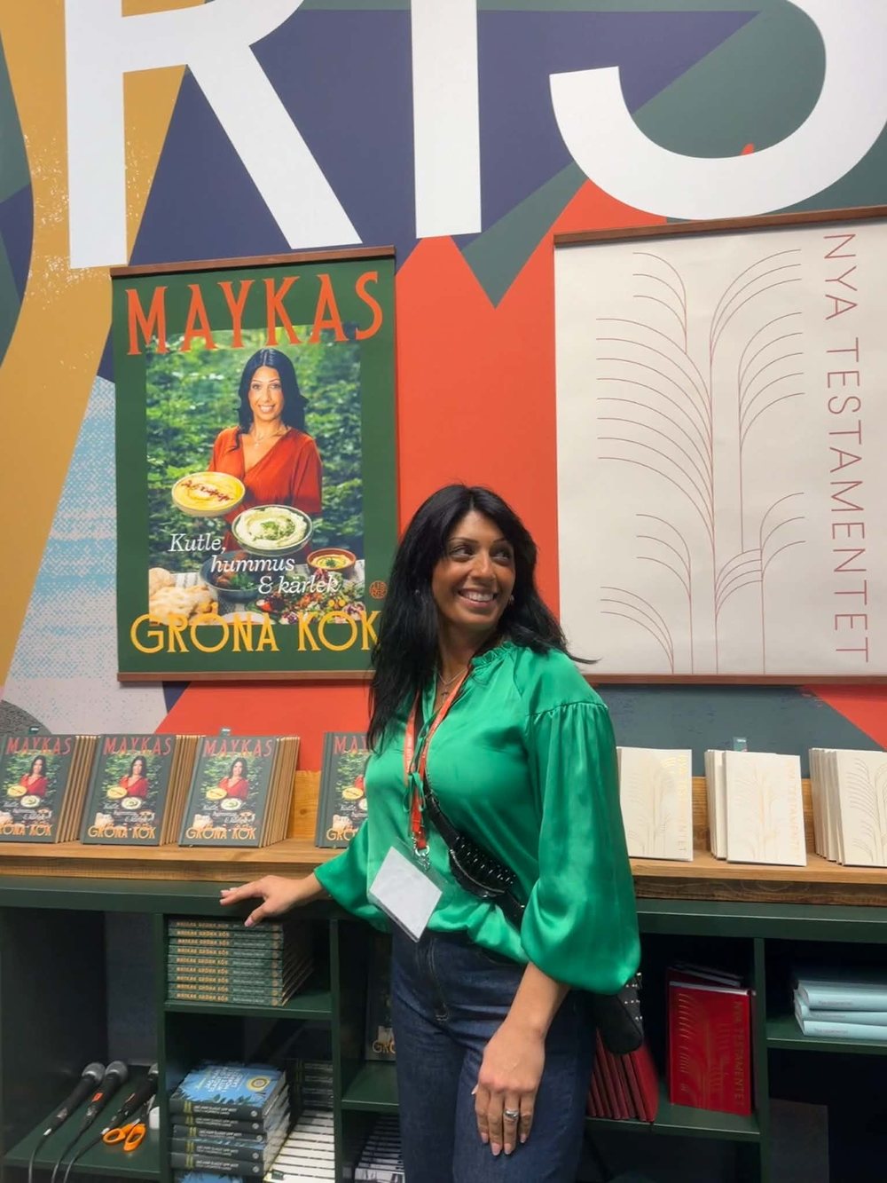 Mayka framför sin bok i Libris monter